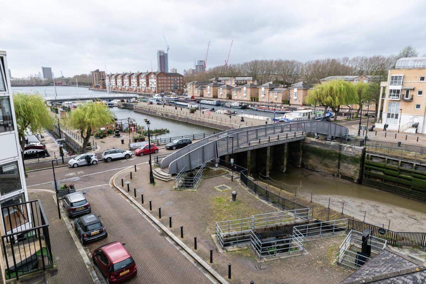 Sunny Maisonette With Views Over Canary Wharf, London Exterior photo